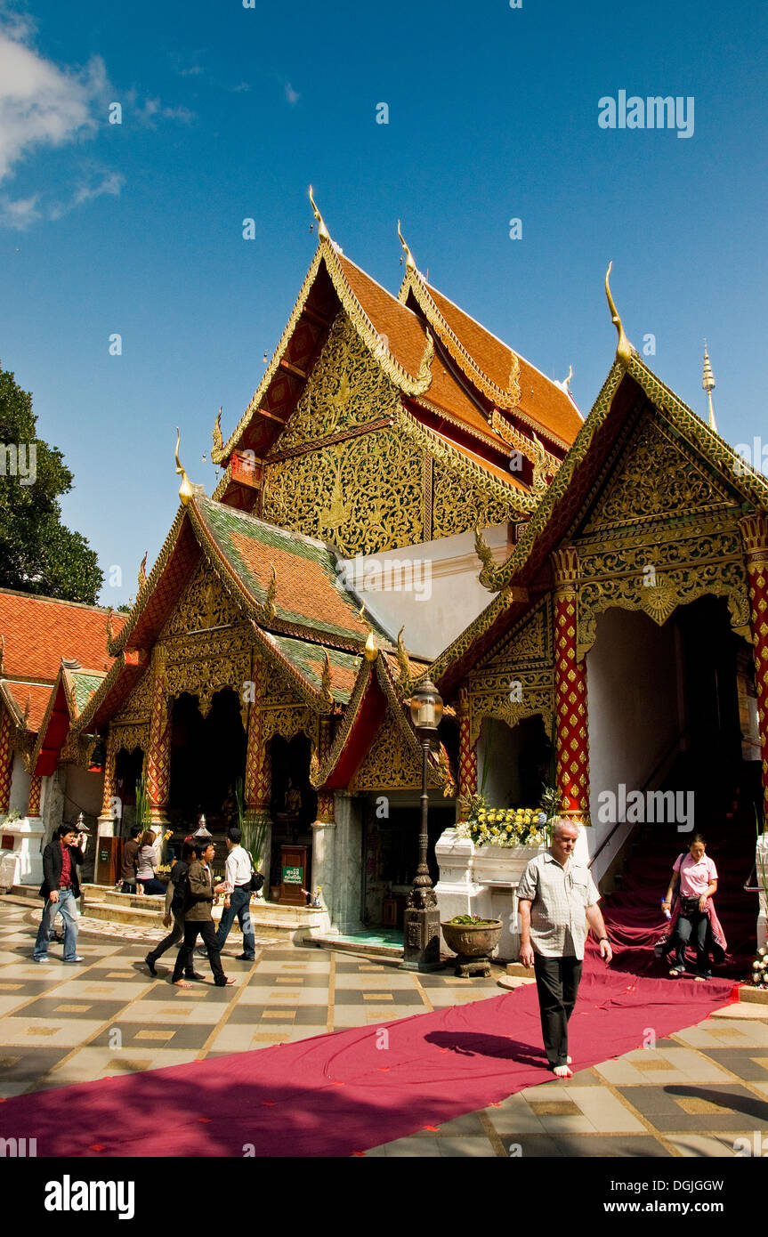 I turisti in visita a Wat Phra That Doi Suthep a Chiang Mai. Foto Stock