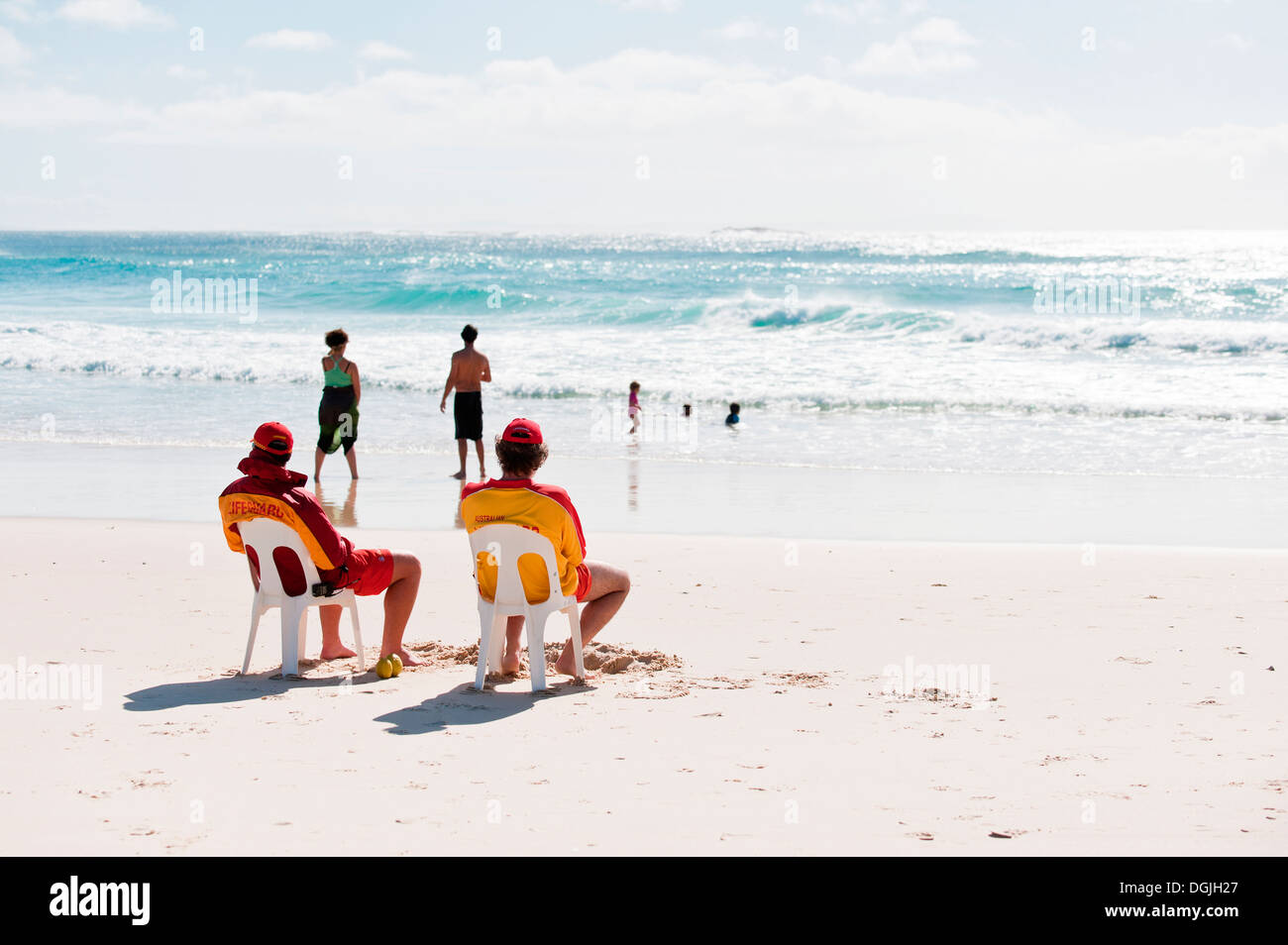 Bagnini sul dovere del cilindro sulla spiaggia di North Stradbroke Island nel Queensland. Foto Stock