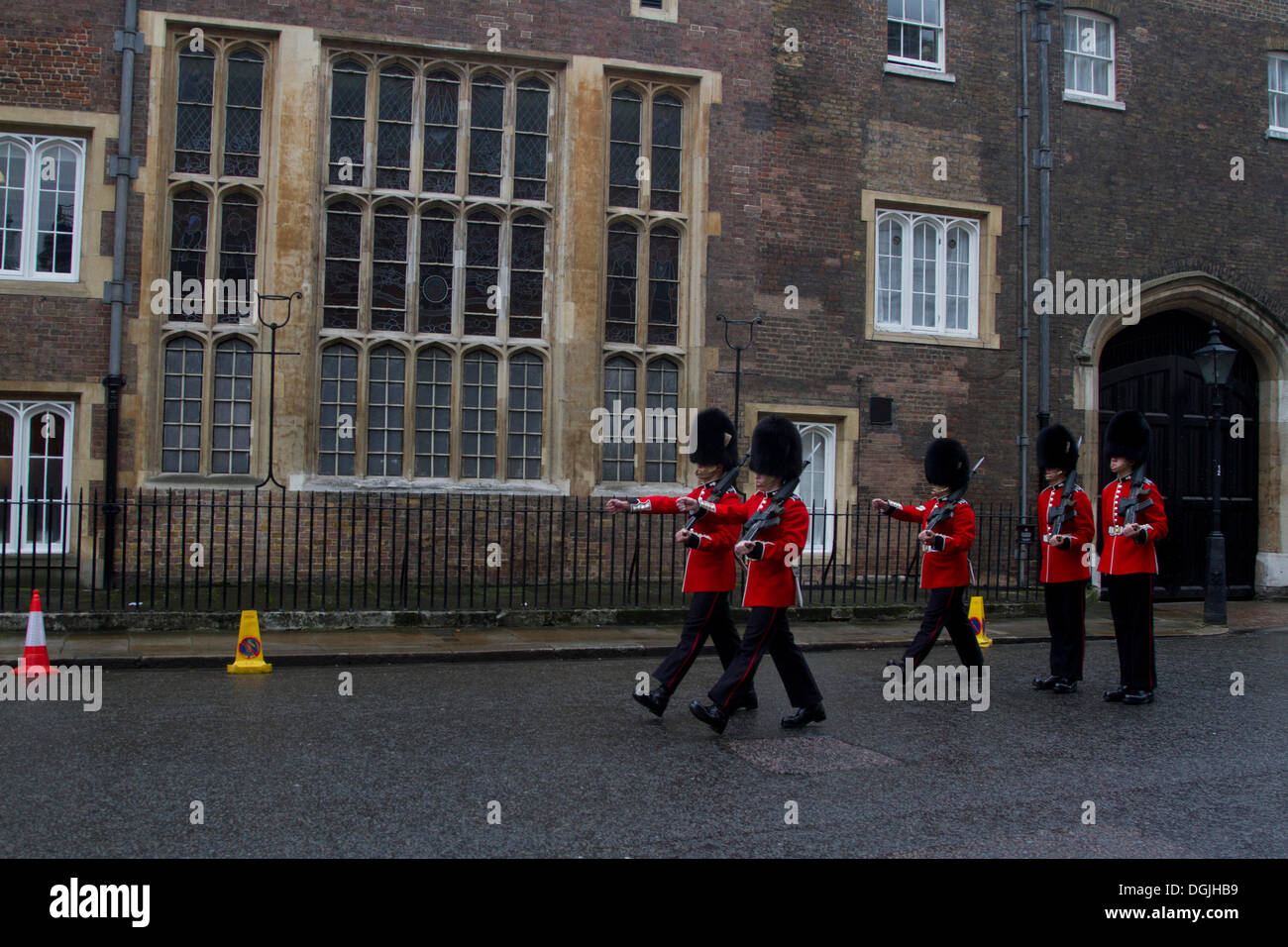 Il 22 ottobre 2013. Londra REGNO UNITO. Membri del Queens guardie marzo davanti alla cappella reale presso il St James Palace davanti alla cerimonia di battesimo di Prince George dove il Duca e la Duchessa di Cambridge avranno il loro nuovo nato figlio battezzato il 23 ottobre Foto Stock