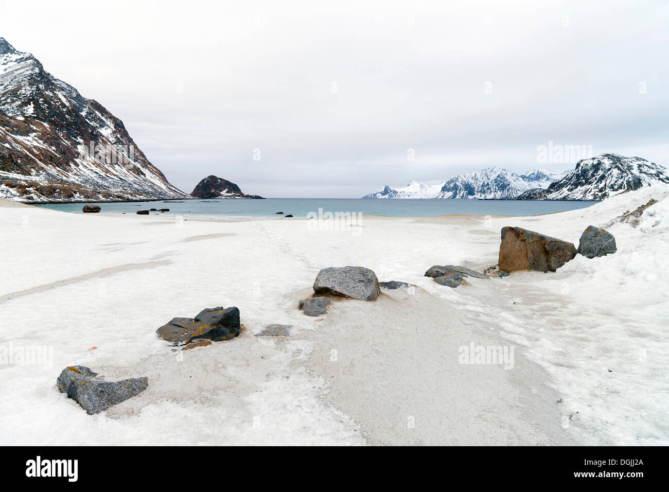 Caletta rocciosa in un fiordo wintery paesaggio, Vestvagoy, Lofoten, Nordland, Norvegia settentrionale, Norvegia Foto Stock