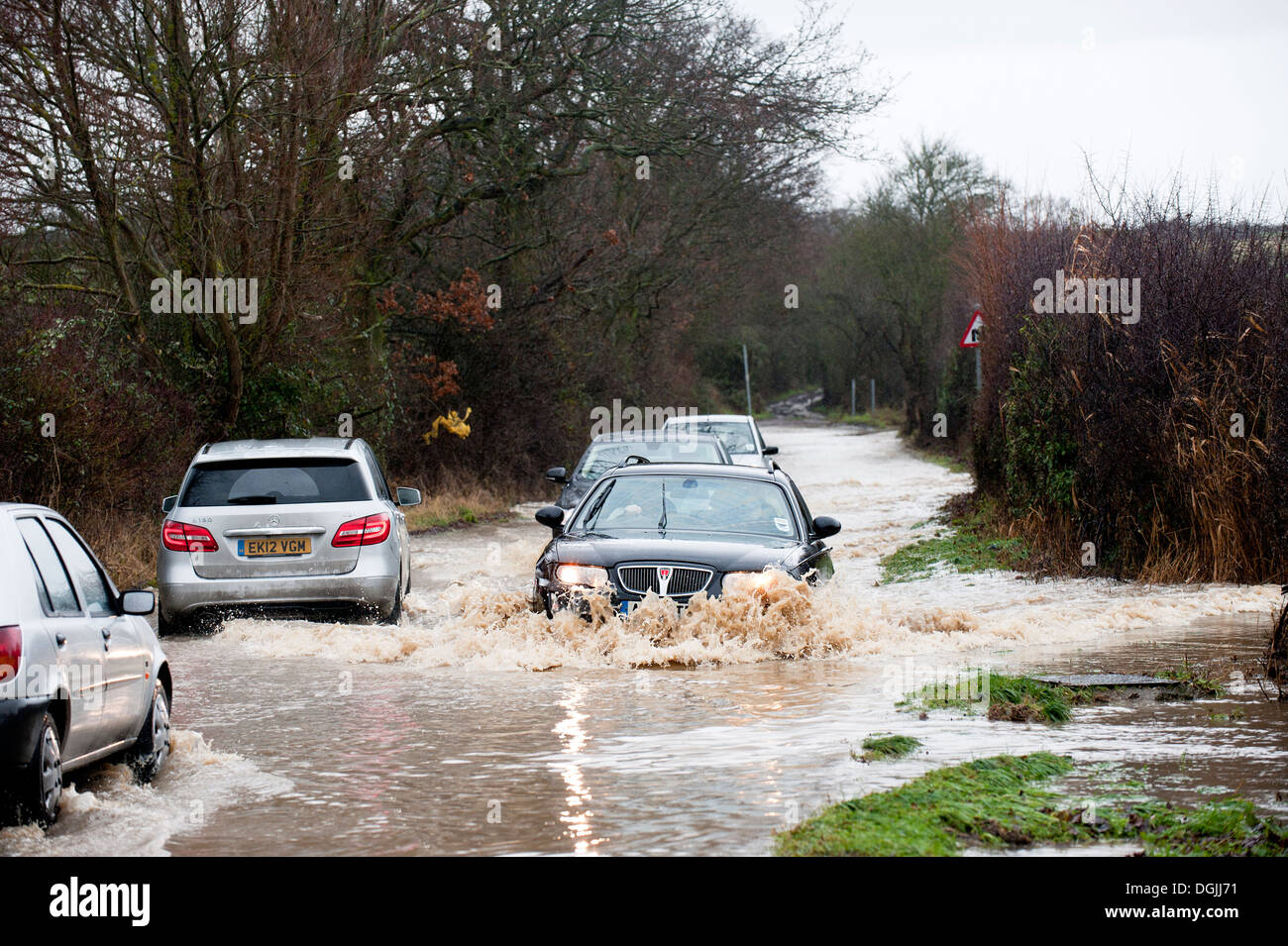 Il giorno di Natale driver lottando per guidare attraverso allagato strade indietro nel sud est di Essex. Foto Stock