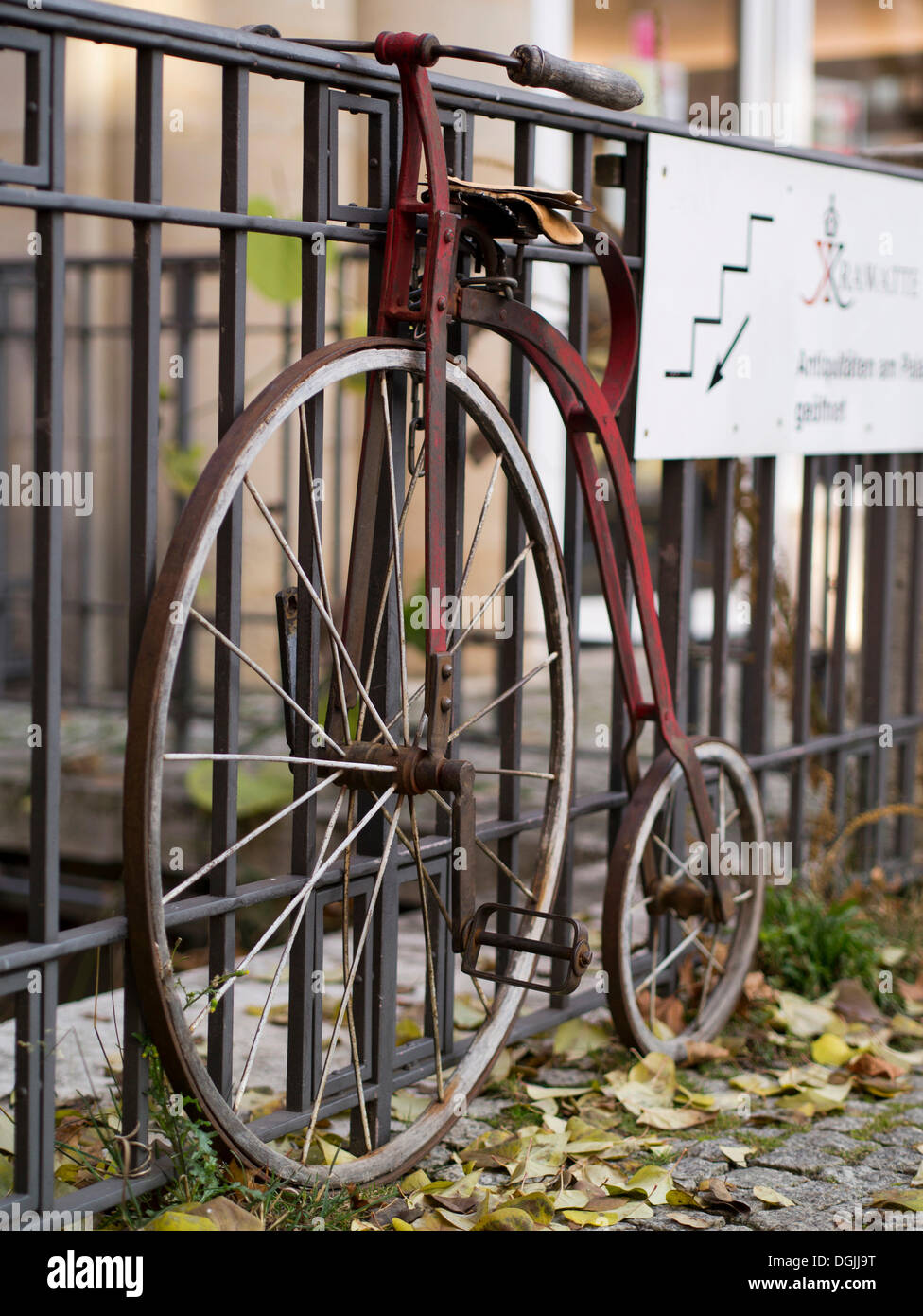 Vecchio Penny Farthing bicicletta, Weimar, Turingia, PublicGround Foto Stock