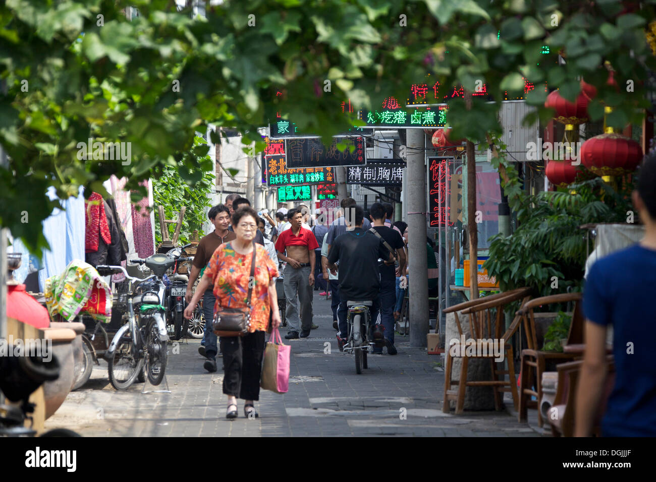 Street con fogliame, Qianmen Straße, Pechino, Cina, Repubblica Popolare di Cina Foto Stock