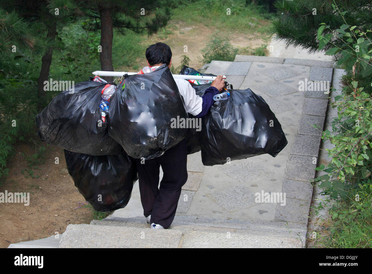 Garbage Collector presso la Grande Muraglia della Cina Große chinesische Mauer, Pechino, Cina, Repubblica Popolare di Cina Foto Stock