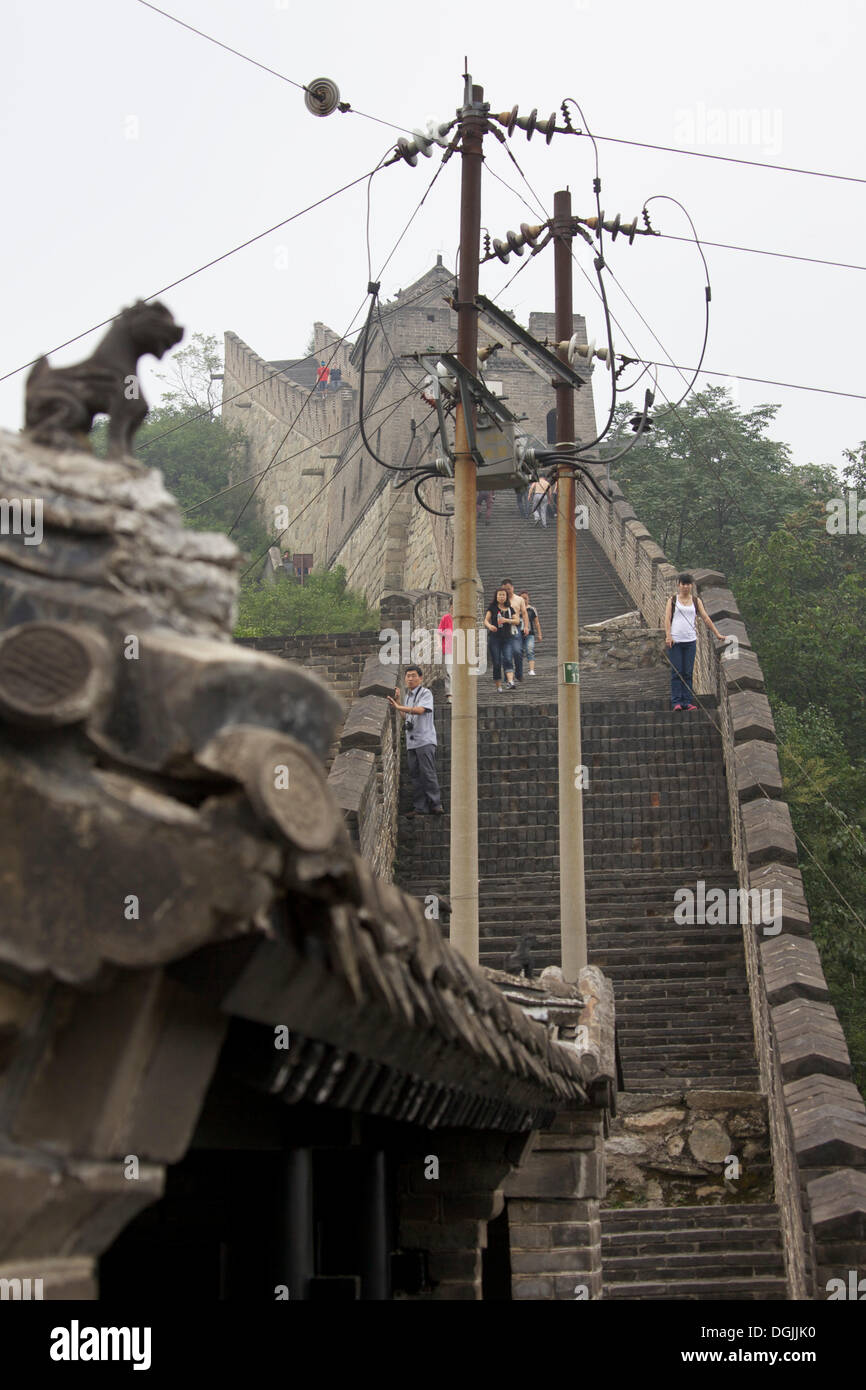 Cavi di energia elettrica presso la Grande Muraglia della Cina Große chinesische Mauer, Pechino, Cina, Repubblica Popolare di Cina Foto Stock