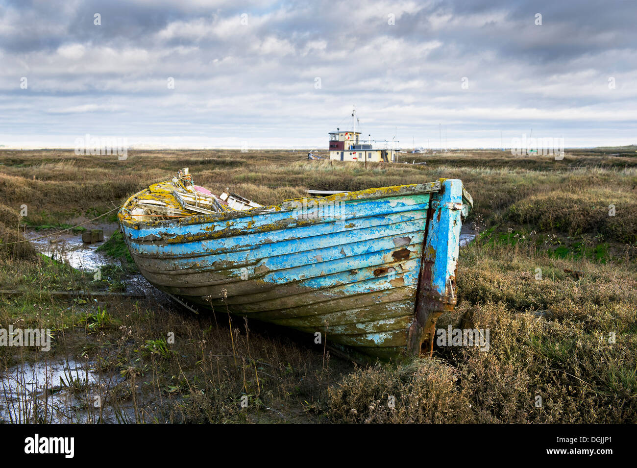 I resti di un antico dinghy in legno abbandonata nel Tollesbury Saltings. Foto Stock