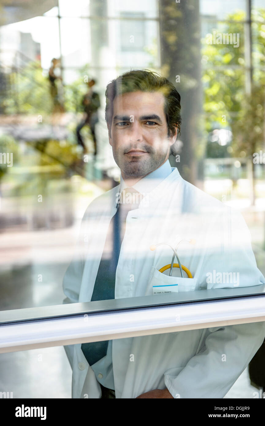 Close up ritratto di medico maschio guardando fuori della finestra Foto Stock