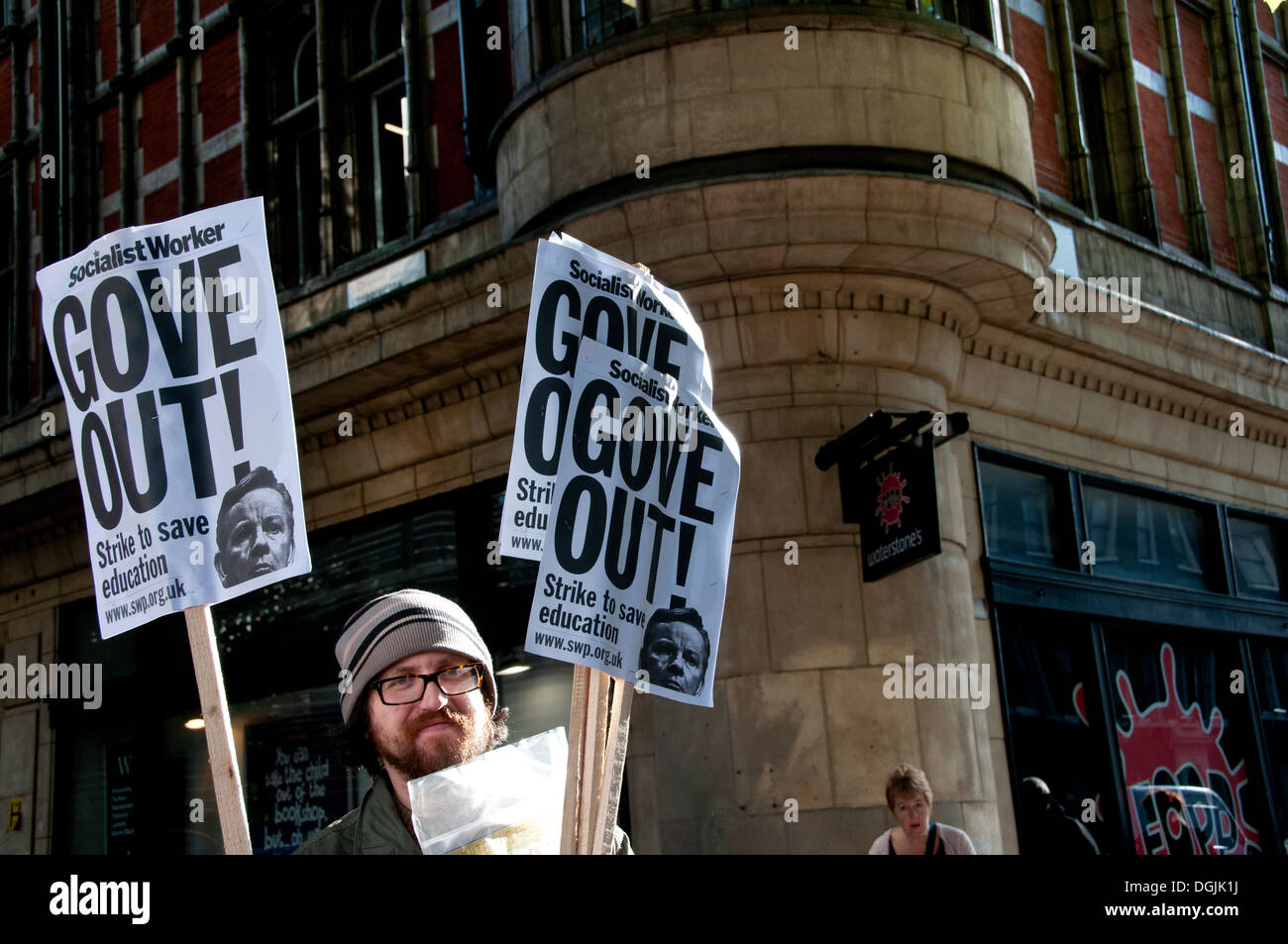 Il 17 ottobre 2013. Gli insegnanti di manifestare contro le proposte di modifica alle pensioni. Un uomo detiene due cartelloni dicendo "Gove out'. Foto Stock