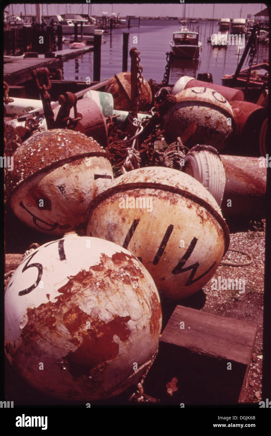 L'immagine mostra vecchie boe su un molo a Staten Island, New York. Le boe sono utilizzate per contrassegnare i luoghi di ormeggio e le rotte sicure per le navi, riflettendo la storia marittima della zona. Foto Stock
