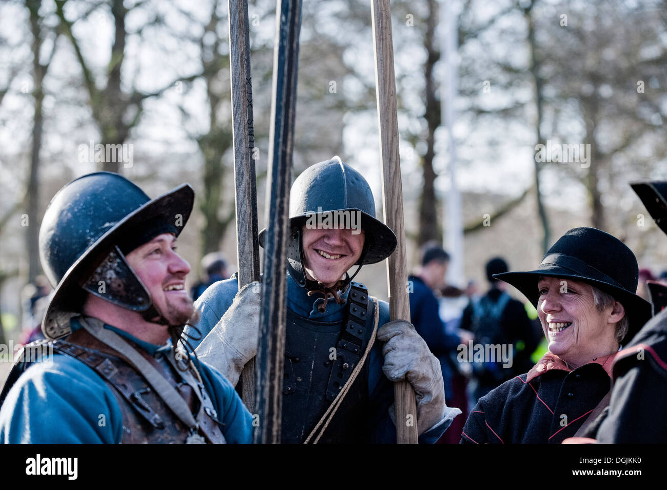 Membri della Guerra Civile Inglese Società assemblare in Mall prima di marciare a un servizio per commemorare l'esecuzione del re Foto Stock