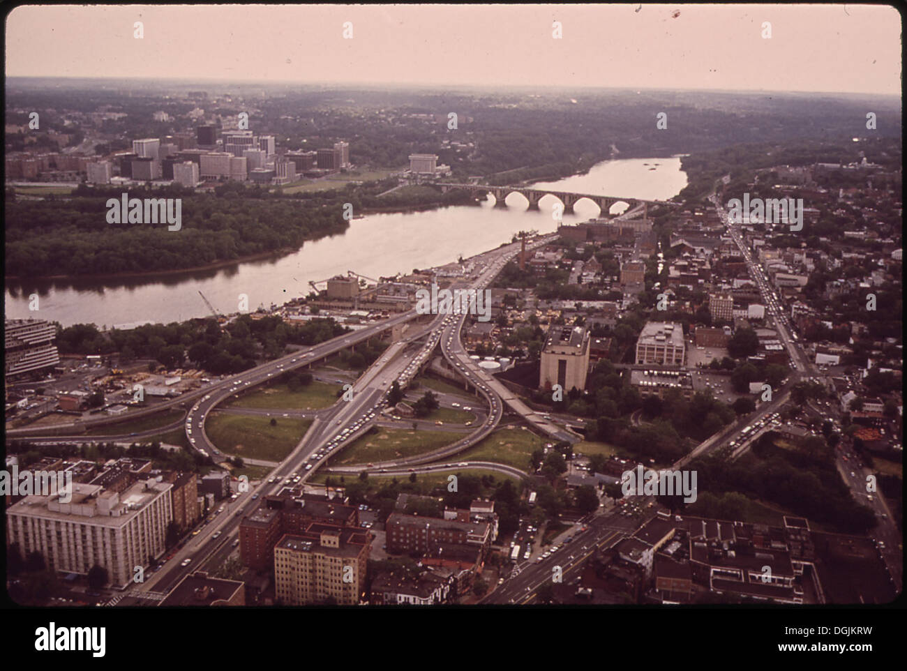 Una vista della Whitehurst Freeway e del fiume Potomac che guardano a nord-ovest, catturando sia la strada che il paesaggio del fiume. Foto 546669. Foto Stock