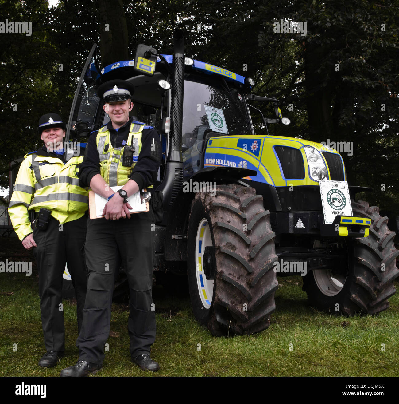 Gli ufficiali di polizia azienda agricola della comunità rurale di guardare / trattore farm machinery consapevolezza Foto Stock