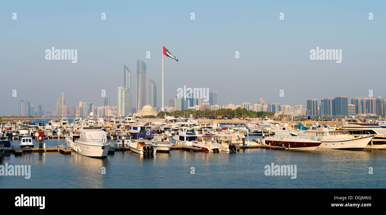 Moderno skyline e marina di Abu Dhabi negli Emirati Arabi Uniti EMIRATI ARABI UNITI Foto Stock