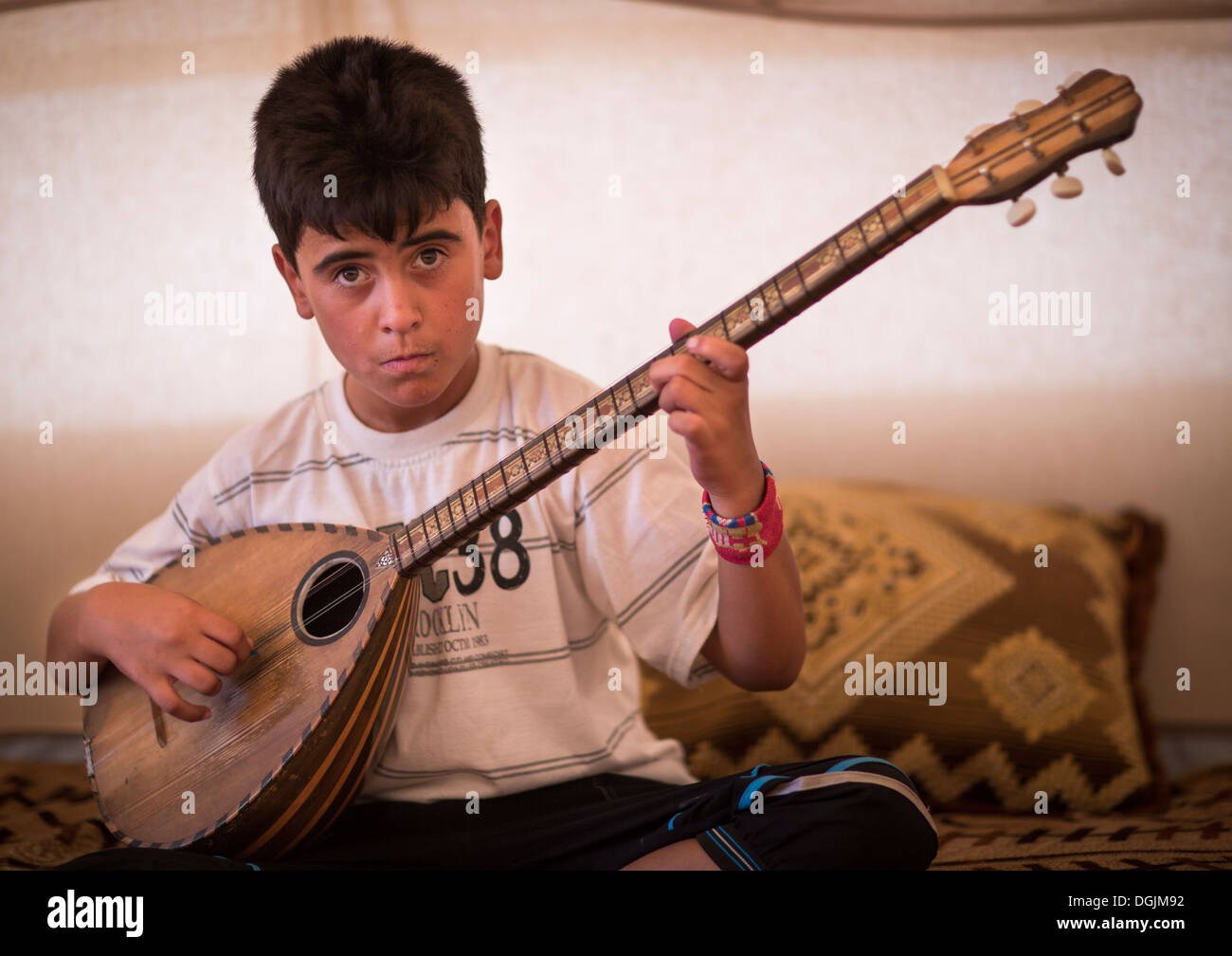 Dylan, un cieco rifugiato siriano giocando saz, Erbil Kurdistan, Iraq Foto Stock