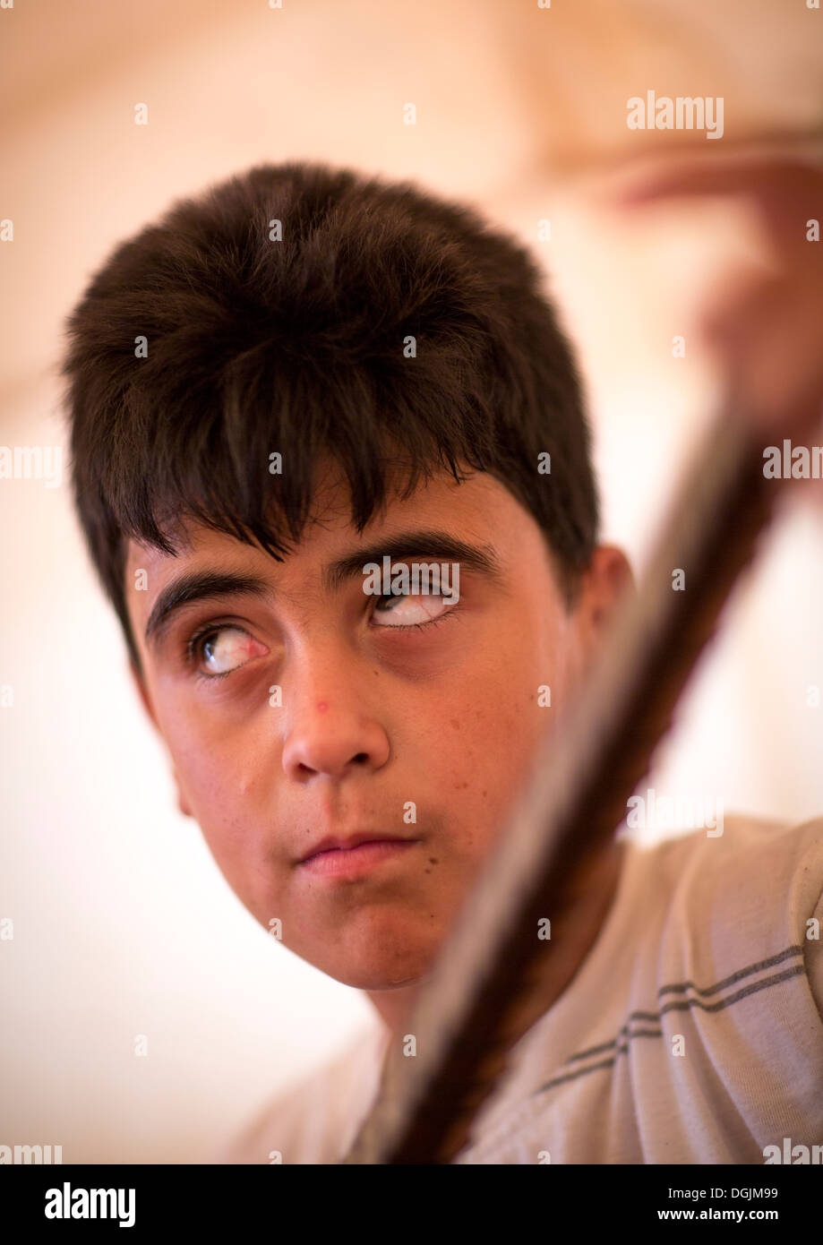 Dylan, un cieco rifugiato siriano giocando saz, Erbil Kurdistan, Iraq Foto Stock