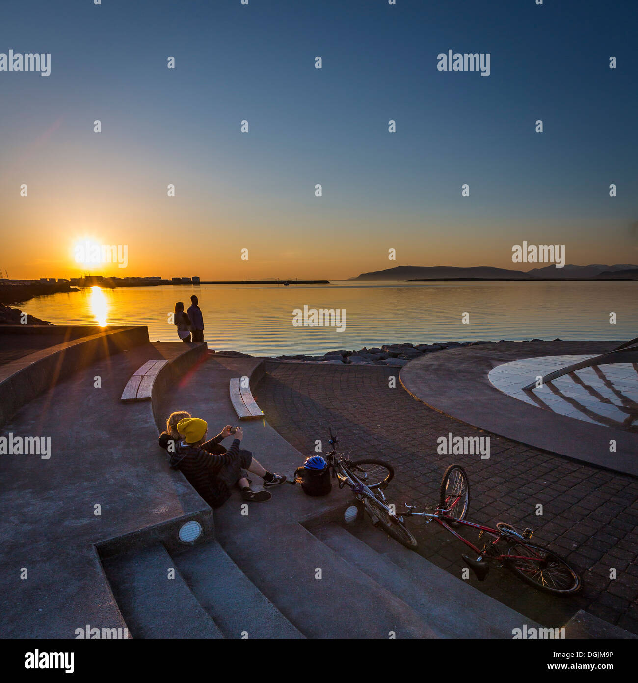 Le persone che si godono il sole di mezzanotte, Reykjavik, Islanda Foto Stock