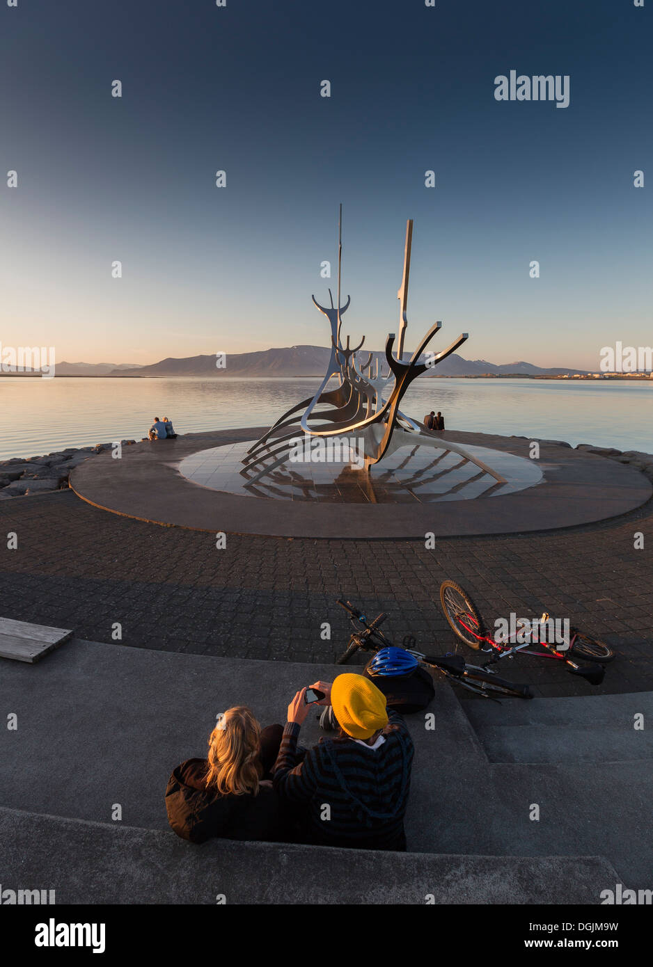 Le persone che si godono il sole di mezzanotte, Reykjavik, Islanda Foto Stock