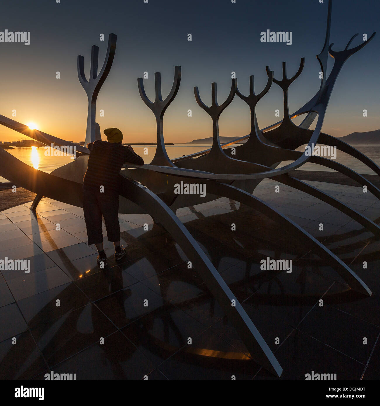Adolescente dal Solfar Viking Ship, godendo il sole di mezzanotte, Reykjavik, Islanda Foto Stock