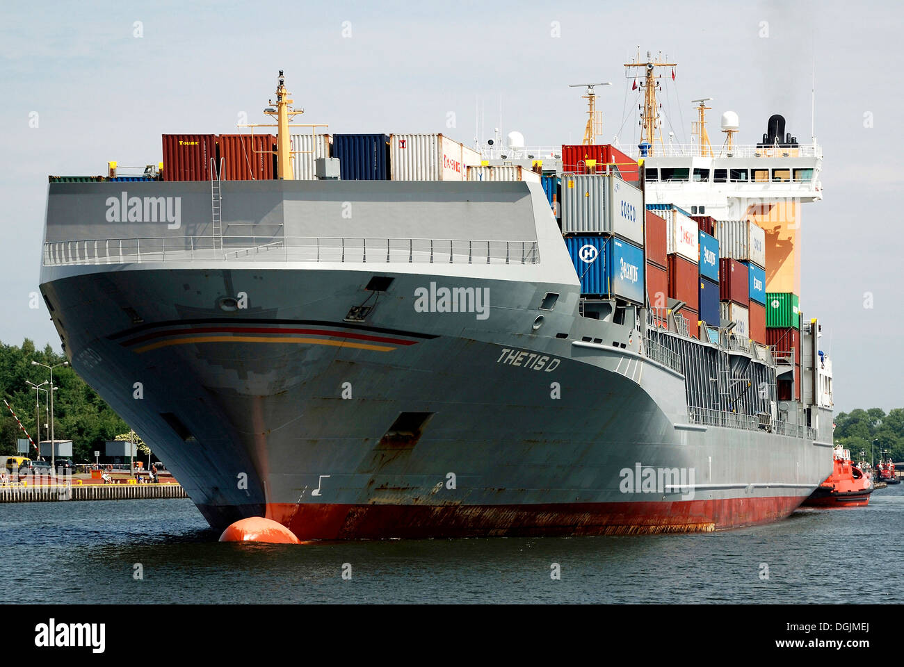 Nave portacontainer nel porto di mare di Danzica. Foto Stock