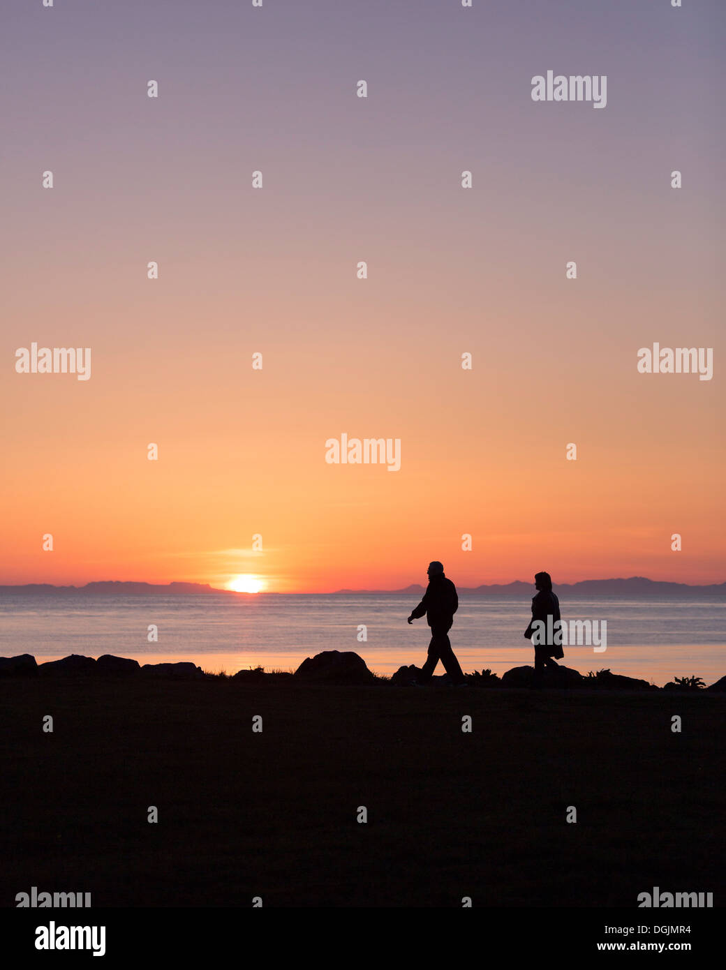 Giovane godendo di una passeggiata sotto il sole di mezzanotte, Seltjarnarnes, Reykjavik, Islanda Foto Stock