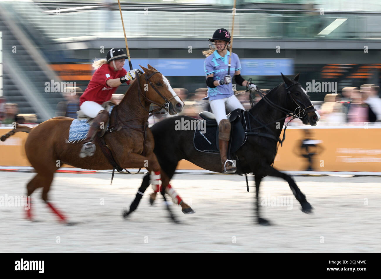 Barbara Huber, sinistra, Air Berlin Polo Team, Naomi Schroeder, destra, Tom Tailor Polo Team, Airport Arena Polo evento 2010, Monaco di Baviera Foto Stock