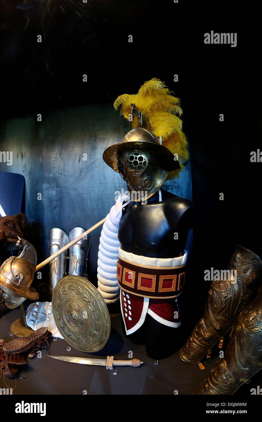 Un armatura e le armi dei gladiatori romano, guerrieri e schiavi, mostra speciale presso il Colosseo, Roma, Lazio, Italia Foto Stock