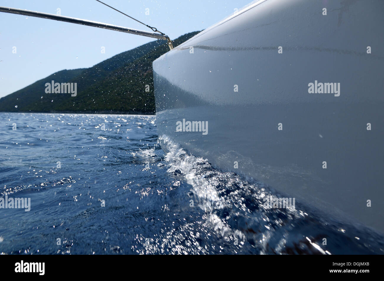 Lo scafo di un catamarano galleggia sull'acqua, Vassiliki, Lefkas, Grecia, Europa Foto Stock