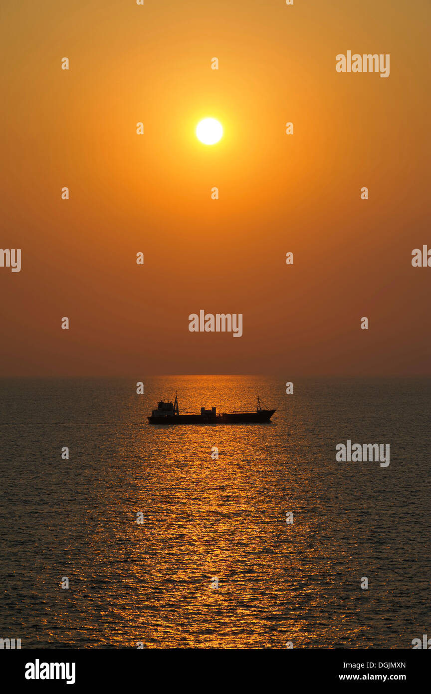 Nave da carico al tramonto, o Lefkada Lefkada, Grecia, Europa Foto Stock