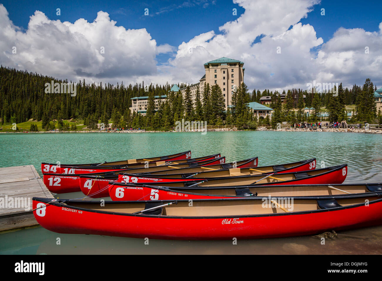 Red canoe e il Fairmont Chateau Lake Louise Hotel al Lago Louise, il Parco Nazionale di Banff, Alberta, Canada. Foto Stock