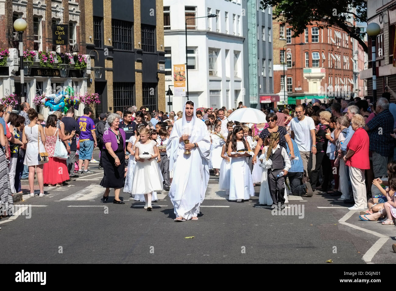 Migliaia di persone si guarda come la processione in onore di Nostra Signora del Monte Carmelo si fa strada lungo Clerkenwell Road a Londra Foto Stock