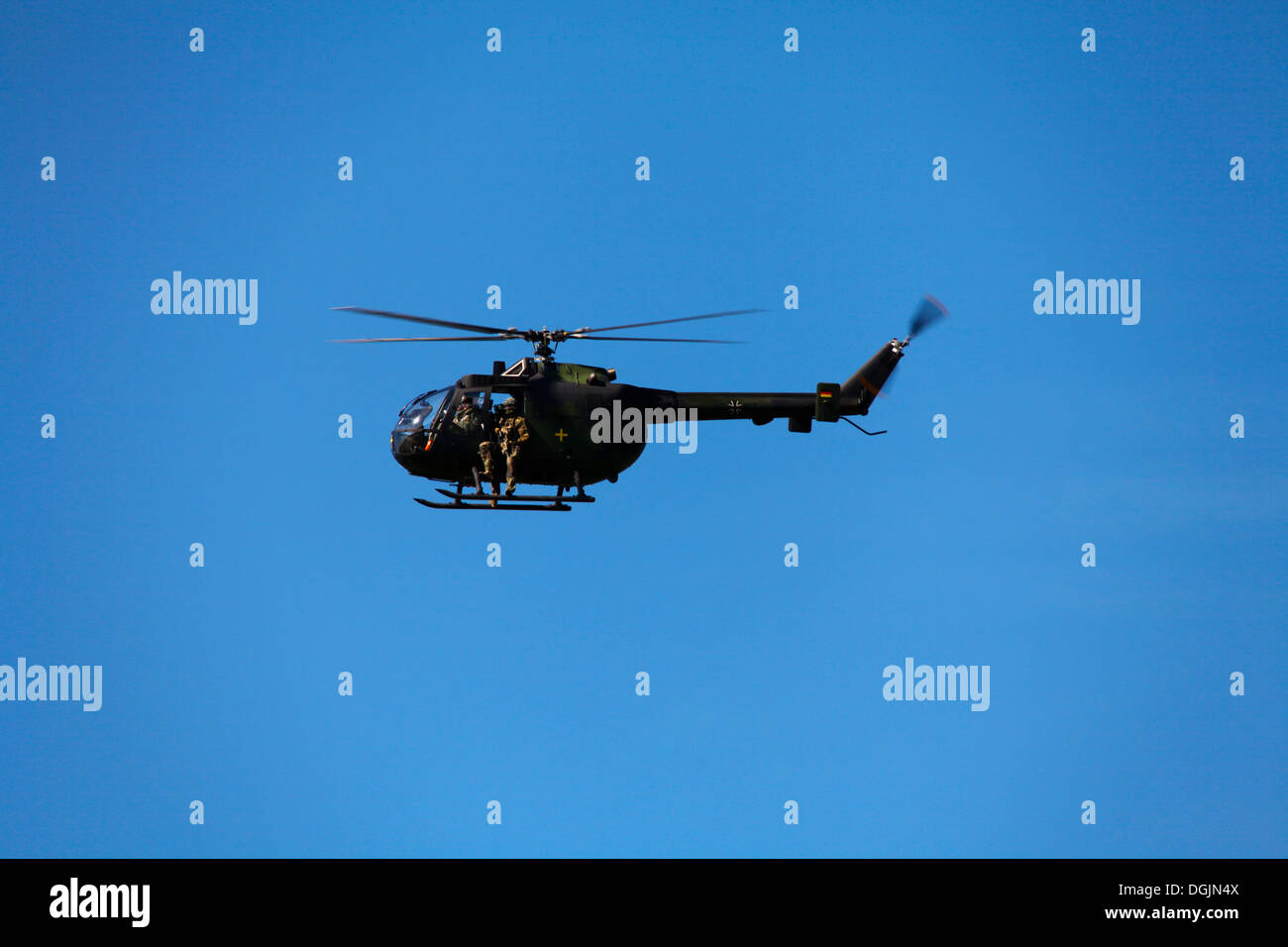 KSK cecchini il monitoraggio di un attacco da parte di aria, Bo-105 elicottero, una dimostrazione della Germania KSK Forze Speciali, Laupheim Foto Stock