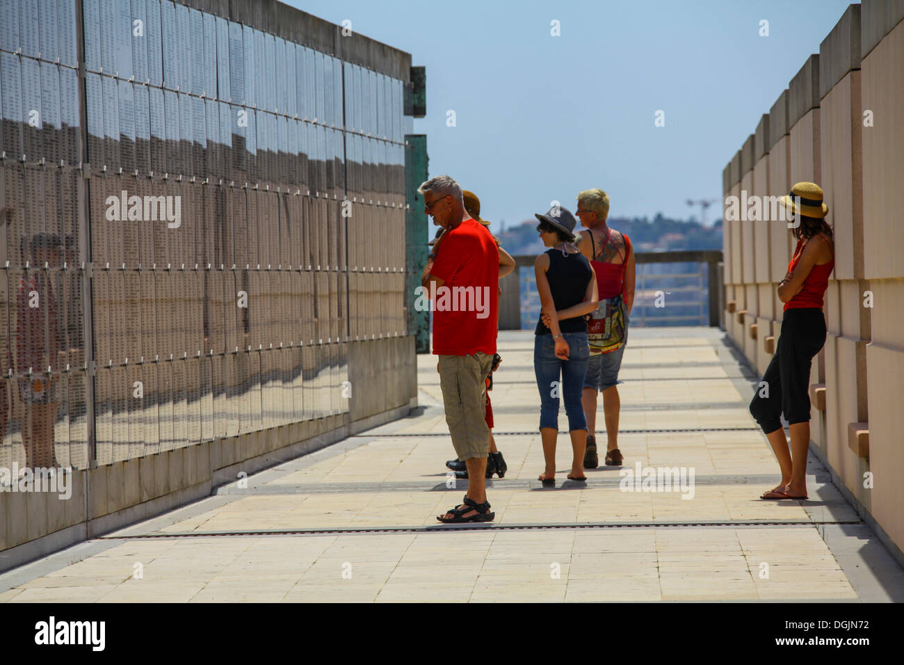 Visitatori, Legione Straniera francese Memorial per la guerra in Indocina, Frejus, Costa Azzurra, Francia, Europa Foto Stock