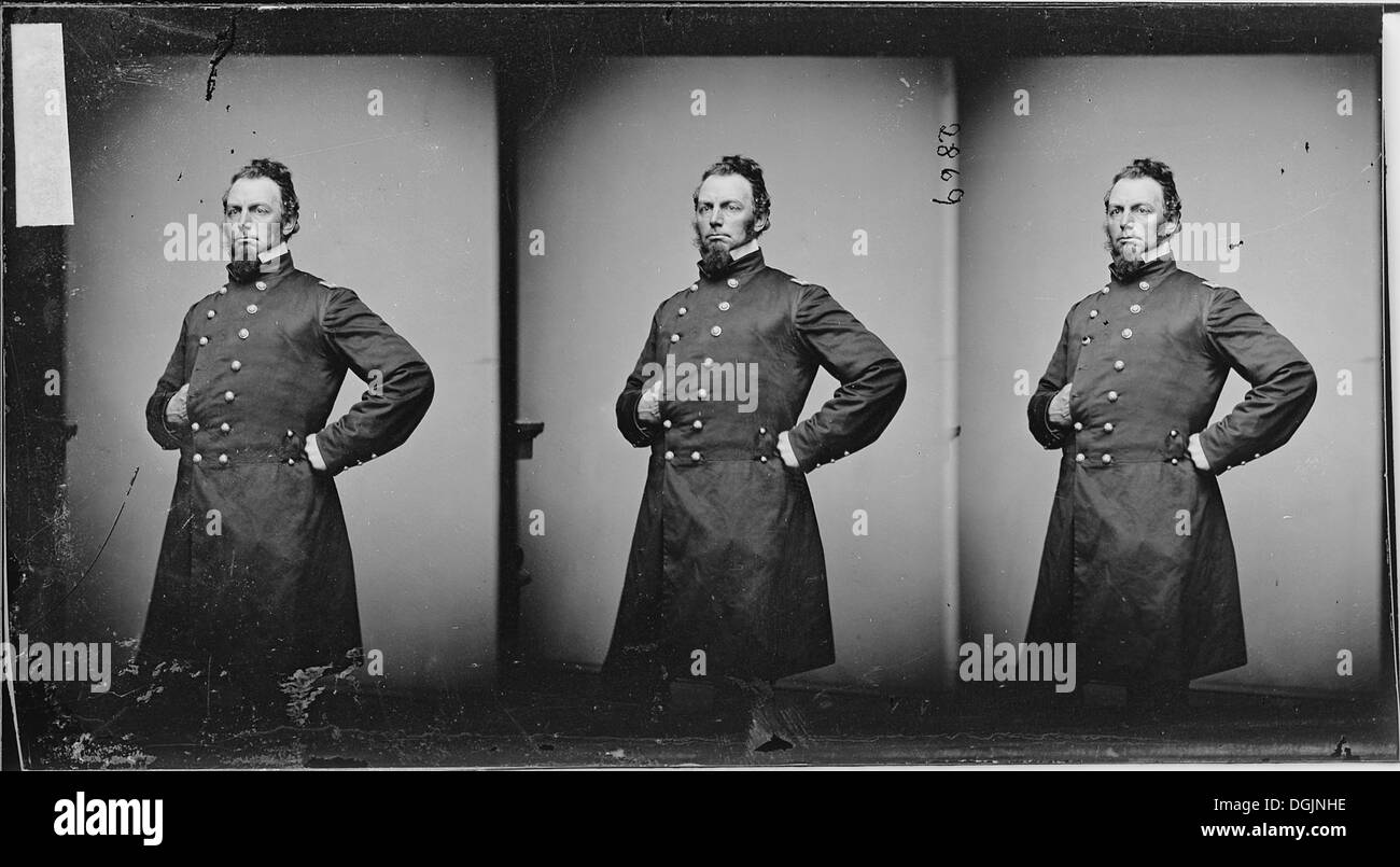 Questa foto mostra un agente in uniforme, probabilmente di un'agenzia di polizia. L'immagine probabilmente cattura un momento di servizio o di servizio ufficiale, mostrando il ruolo del personale delle forze dell'ordine nel mantenere l'ordine pubblico e la sicurezza. Foto Stock