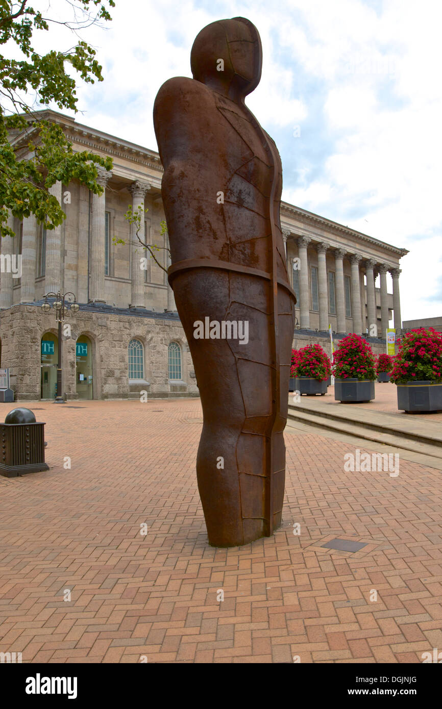 Anthony Gormley la statua di ferro:l'uomo di fronte alla città di Birmingham Town Hall in Victoria Square, Birmingham REGNO UNITO Foto Stock