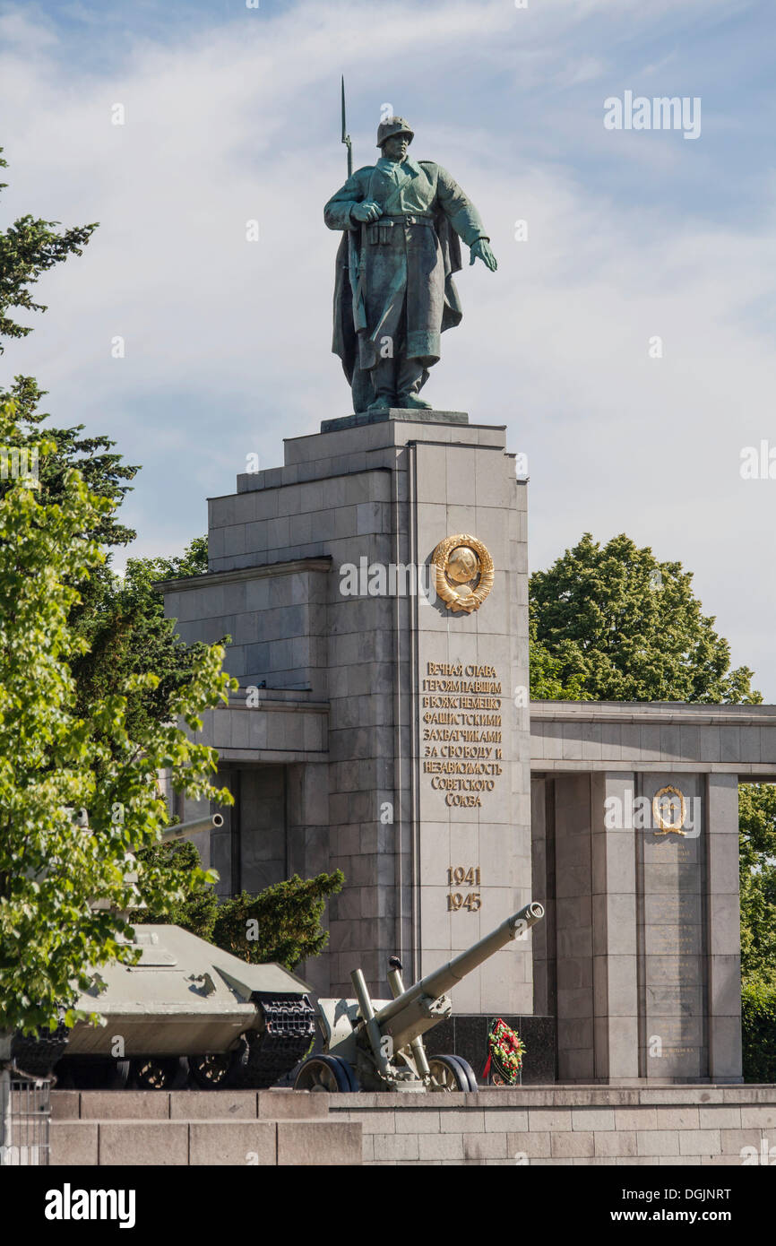 Sovietica Memoriale di guerra per commemorare la conquista Berlino nella II Guerra Mondiale, con un obice e un T-34 serbatoio, Berlin, Berlin, Germania Foto Stock