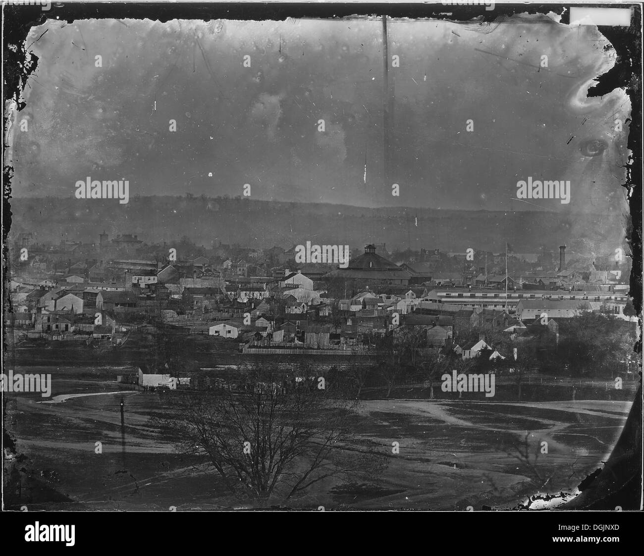 Questa fotografia cattura una vista di una città, probabilmente Alexandria, Virginia, evidenziando il paesaggio urbano e l'architettura tipica della zona durante il periodo di tempo. Foto Stock