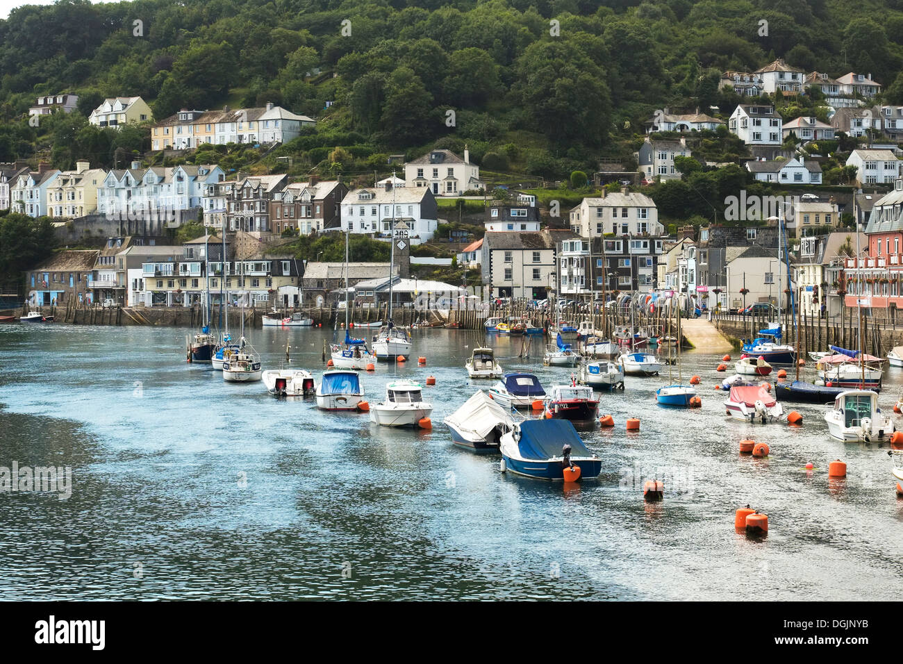 Barche ormeggiate nel porto di Looe in Cornovaglia. Foto Stock