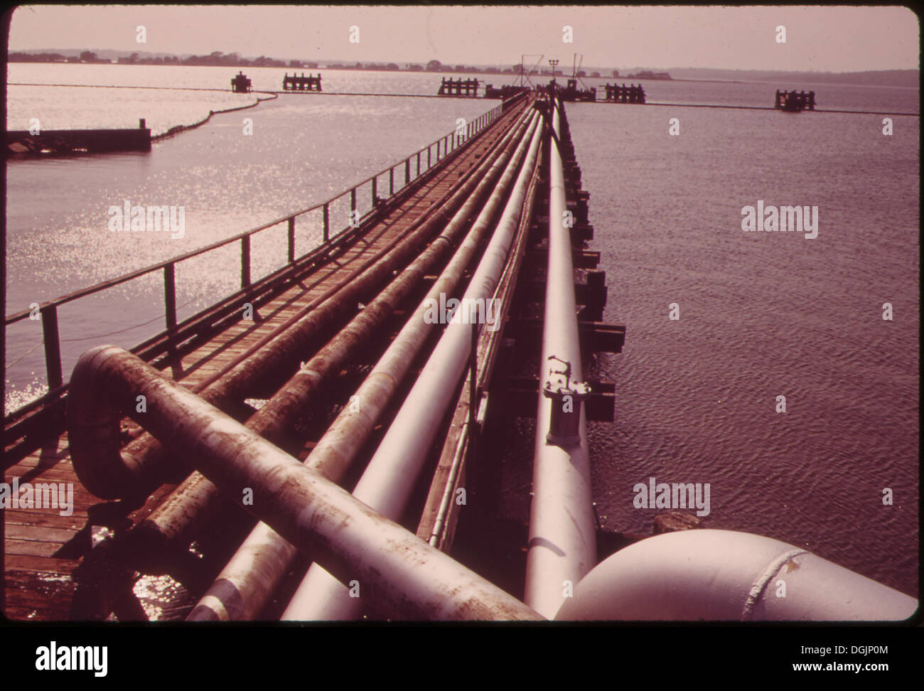Tubazioni dal dock del Nordest del PETROLEUM TANKER TERMINAL SU MT. Speranza BAY. Per la protezione contro le fuoriuscite di petrolio, ogni nave... 547497 Foto Stock