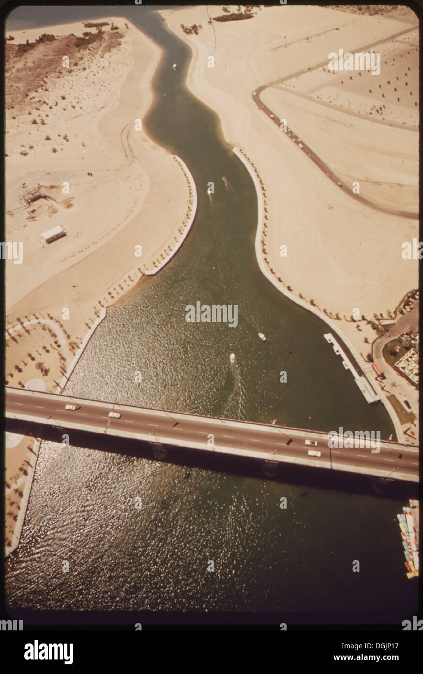 Lo storico London Bridge, originariamente situato in Inghilterra, attraversa il lago Havasu a Lake Havasu City, Arizona. Il ponte fu acquistato e trasferito negli Stati Uniti dopo essere stato salvato dalla demolizione negli anni '1960 Foto Stock