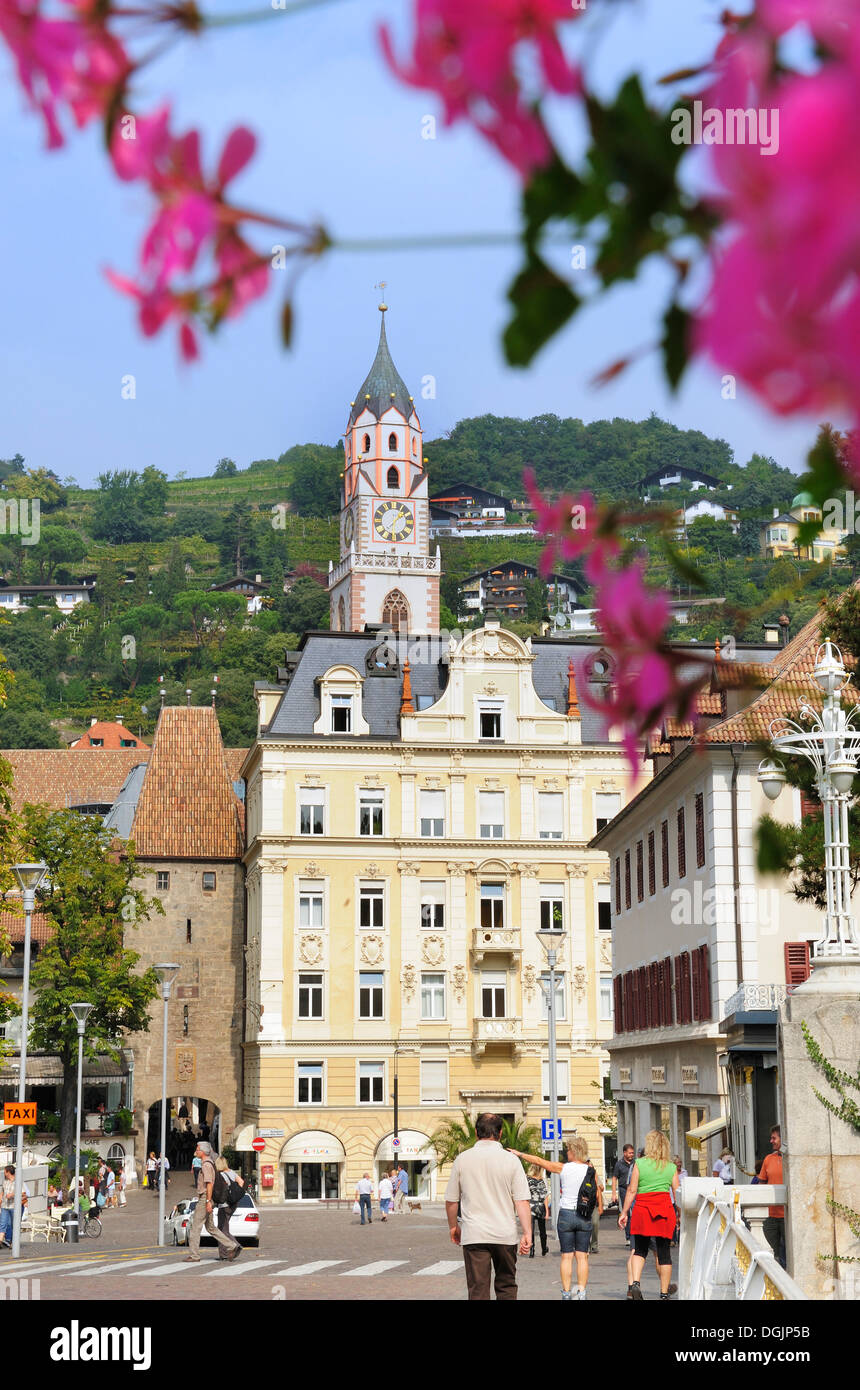 La vista dal ponte post sulla città vecchia con la chiesa parrocchiale di San Nicola, Merano, Alto Adige, Italia, Europa Foto Stock