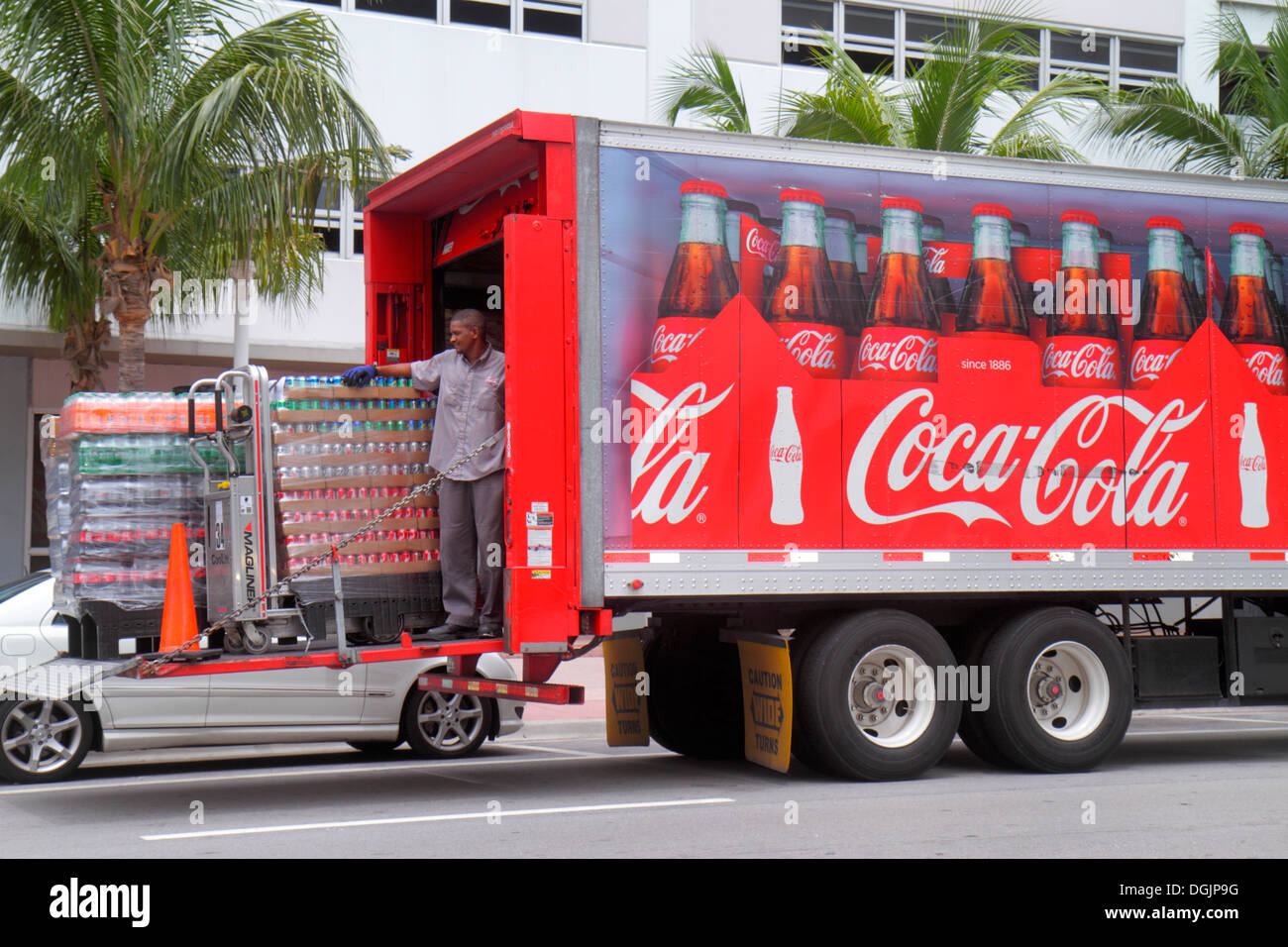 Miami Beach Florida, Collins Avenue, Coca-Cola, consegna, motrice rimorchio camion, camion, uomo nero uomini maschio, conducente, lavoro, lavoro, sponda montacarichi, cercando FL13073 Foto Stock