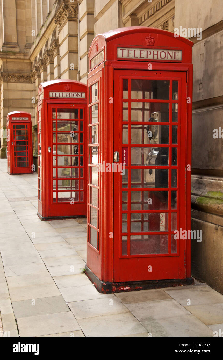 Tre vecchio stile K6 cabine telefoniche rosse in Eden luogo Birmingham REGNO UNITO Foto Stock