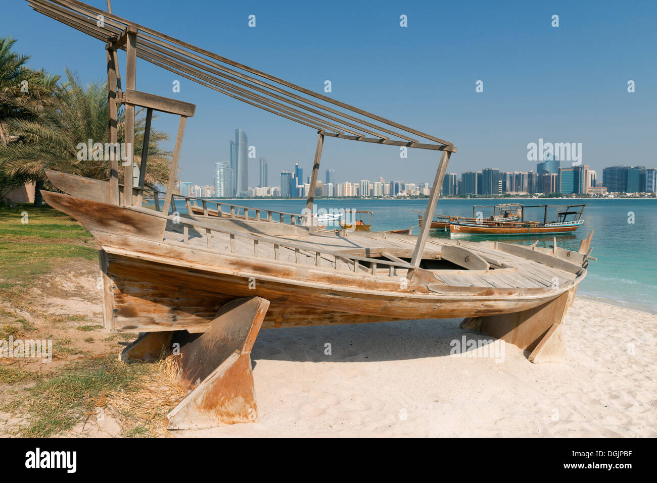 Skyline del moderno Abu Dhabi e vecchie imbarcazioni di pesca artigianale nel Villaggio del Patrimonio Culturale di Abu Dhabi negli Emirati Arabi Uniti EMIRATI ARABI UNITI Foto Stock