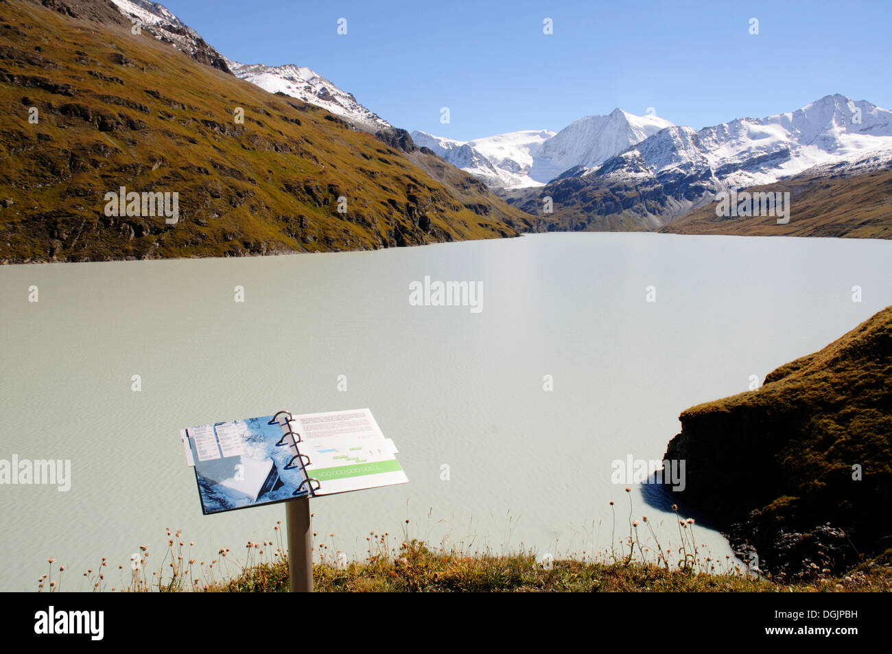 Il Lac des Dix, formato dalla grande diga di Dixence in Svizzera Foto Stock
