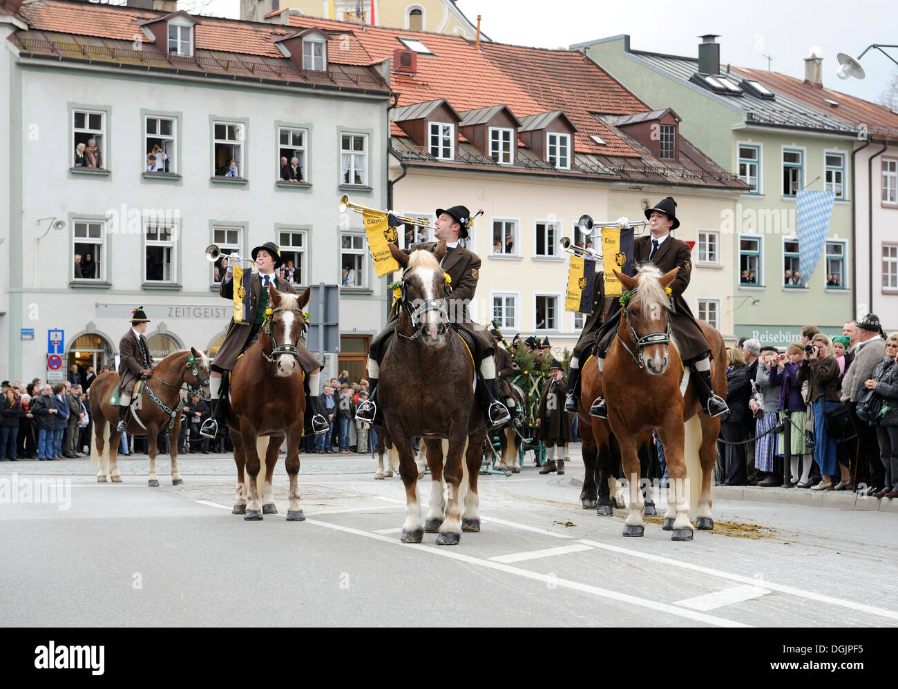 Leonhardifahrt, una processione con i cavalli per il giorno della festa di San Leonardo di Noblac, fanfara del Toelzer Schuetzenkompanie Foto Stock