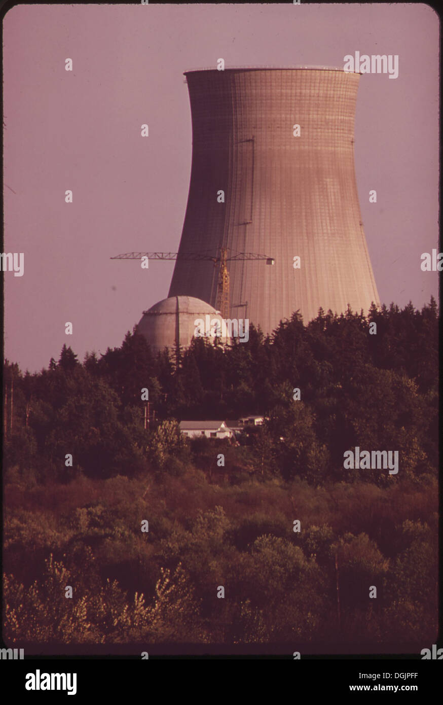 La centrale nucleare di Trojan, situata sulle rive del fiume Columbia, è in costruzione dalla Portland General Electric. Questo impianto nucleare era destinato a fornire energia elettrica alla regione circostante, contribuendo alla crescita della rete elettrica locale. Foto Stock