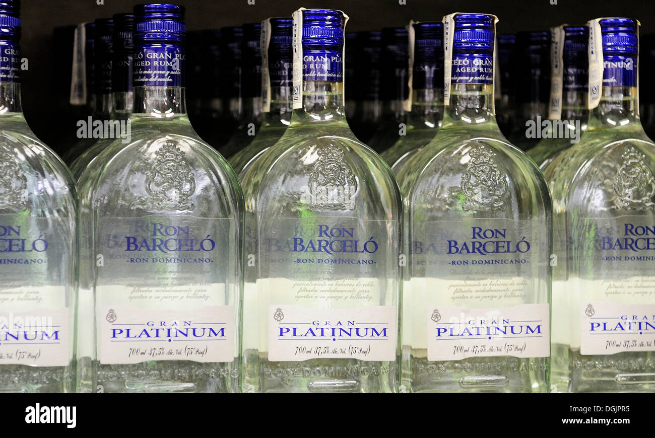 Il rum bianco in bottiglie, Ron Barcelo, Santo Domingo, Repubblica  Dominicana, dei Caraibi Foto stock - Alamy