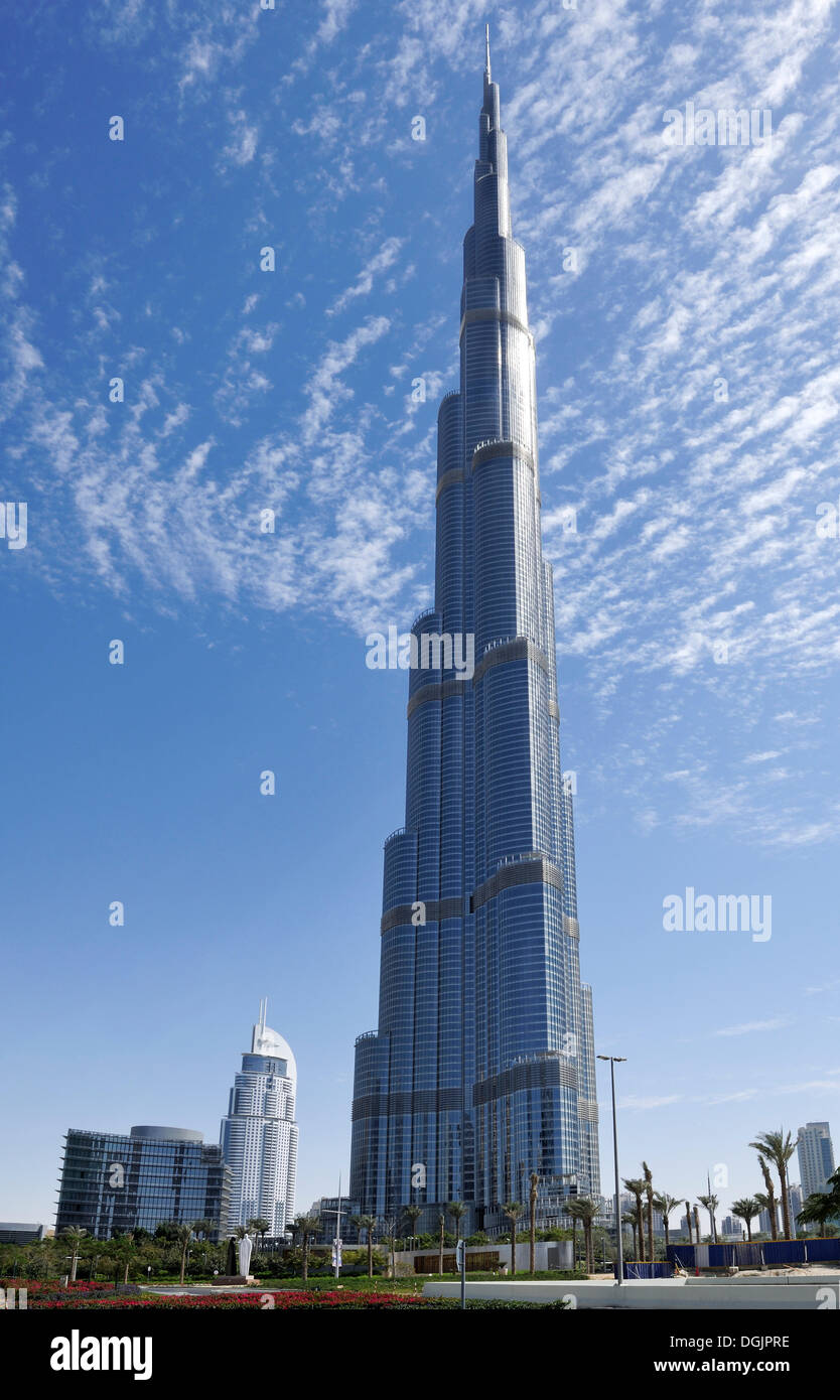 Il Burj Khalifa, la torre più alta del mondo, 828m. alto, Dubai Business Bay, il centro cittadino di Dubai, Emirati Arabi Uniti, Medio Oriente Foto Stock