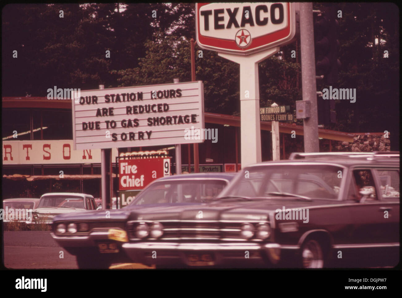 Questa stazione di servizio nell'area di Portland mostra segnali che riflettono la carenza di benzina, un problema significativo nella regione che influisce sul trasporto giornaliero e sulla disponibilità di carburante. Foto Stock