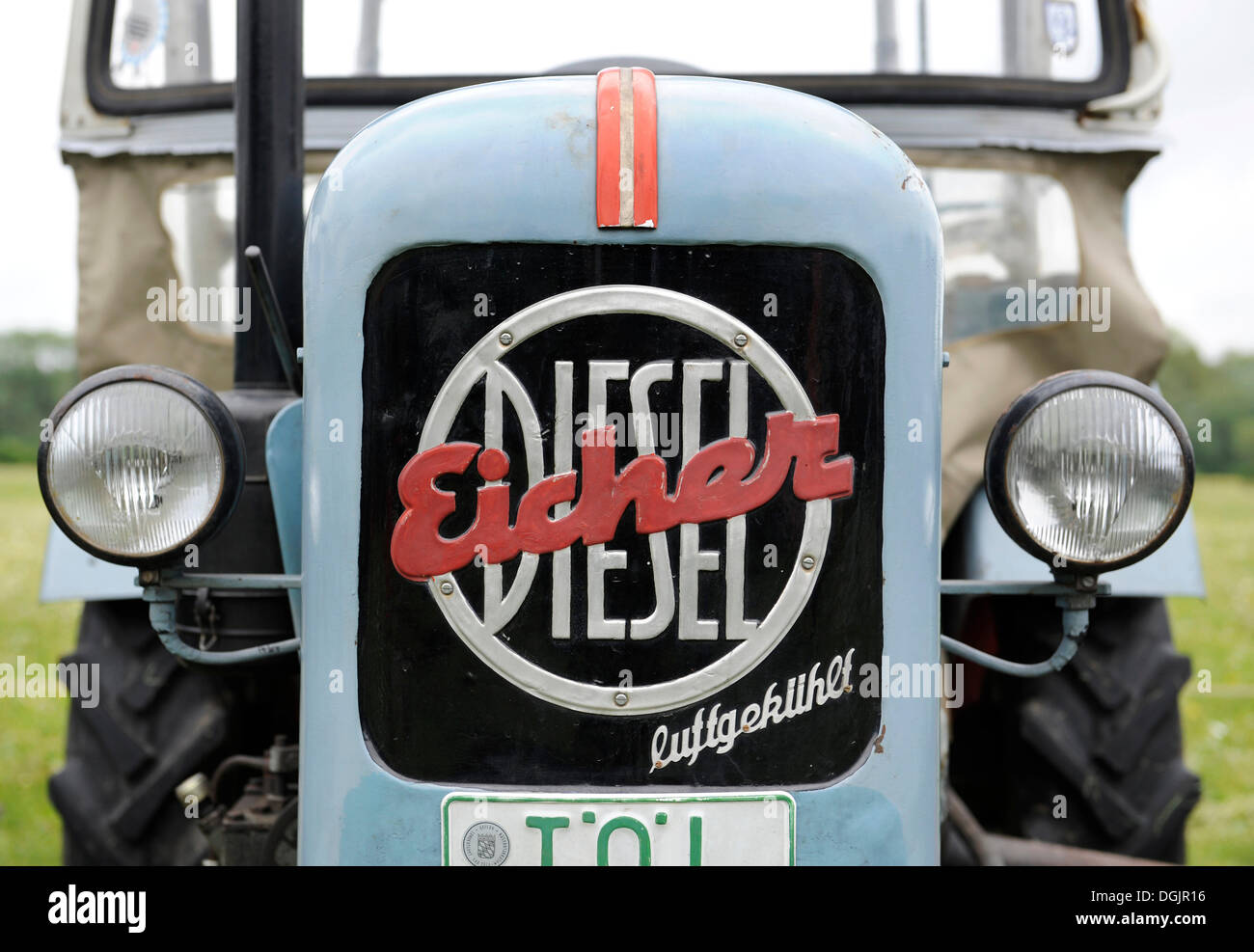 La griglia del radiatore di un vecchio Eicher trattore Foto Stock